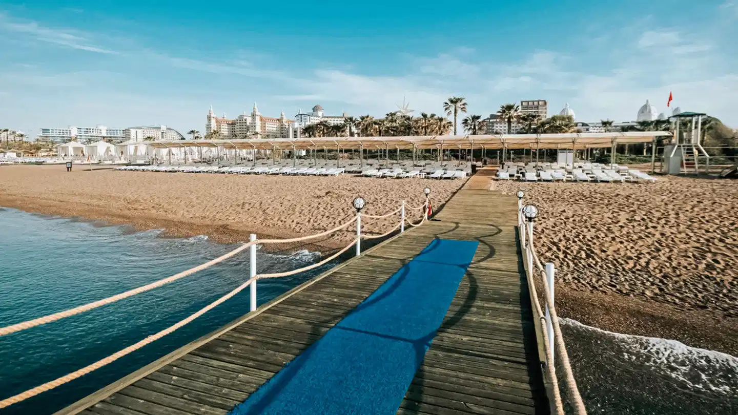 Saturn Palace Strand