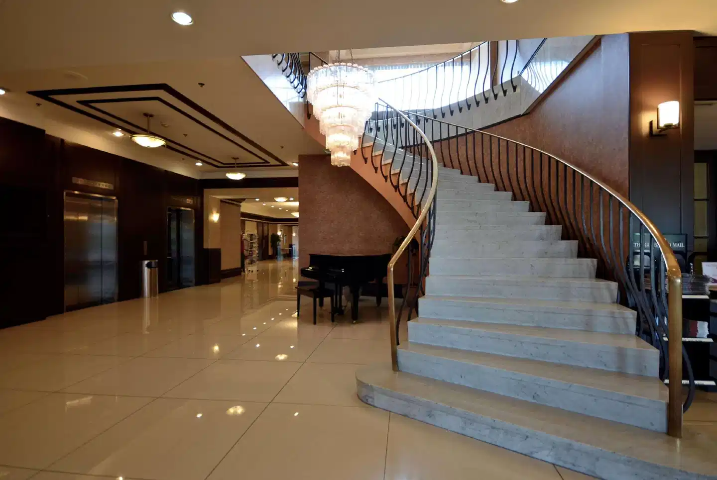 Armon Plaza Airport Montreal Lobby