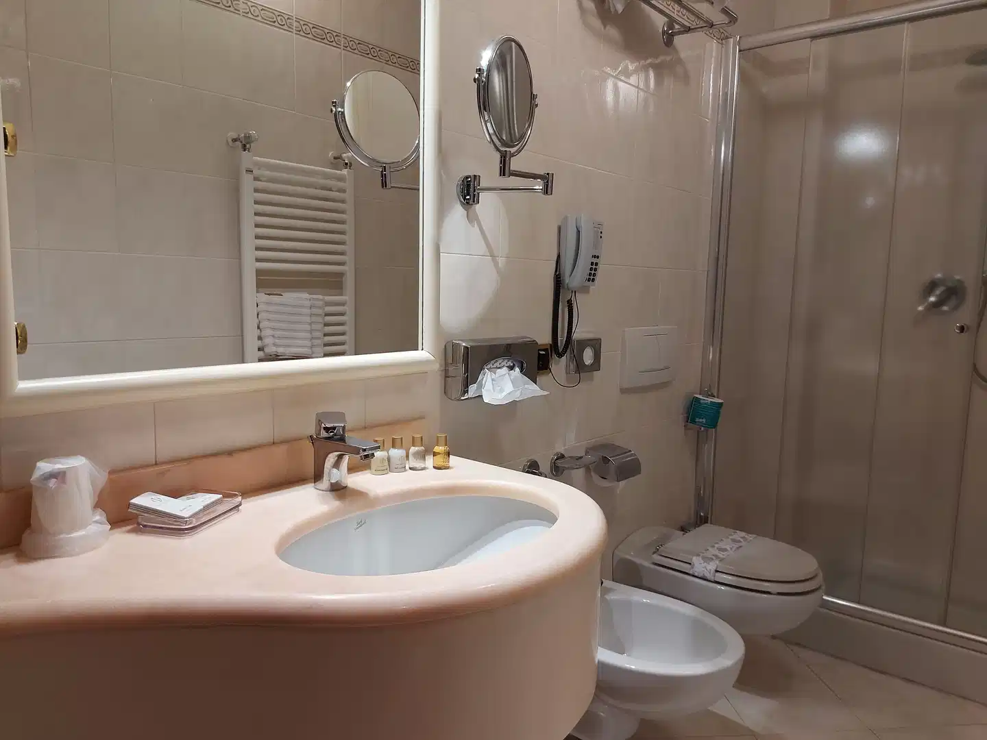 Dei Medaglioni Badezimmer