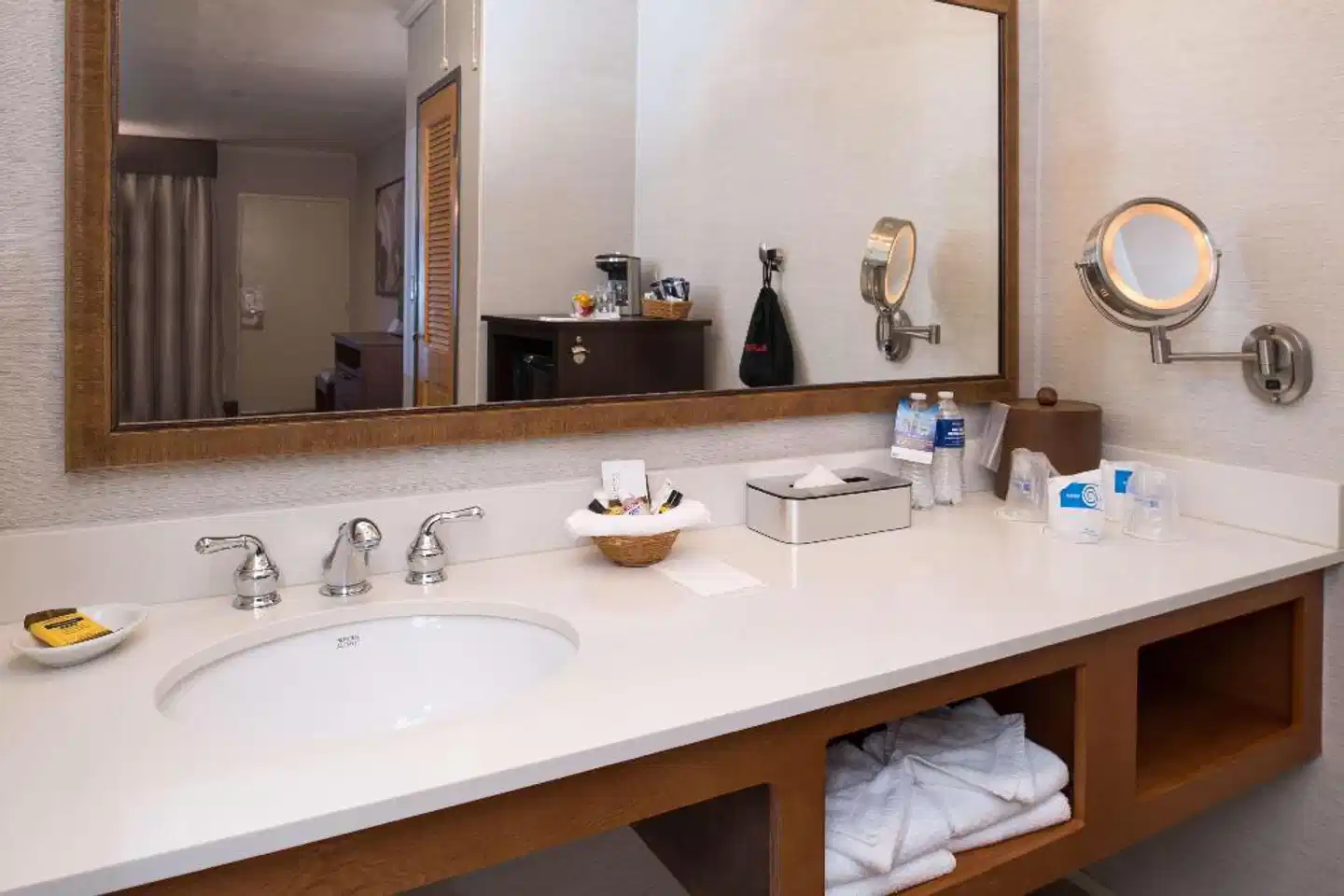 Best Western PLUS Black Oak Badezimmer