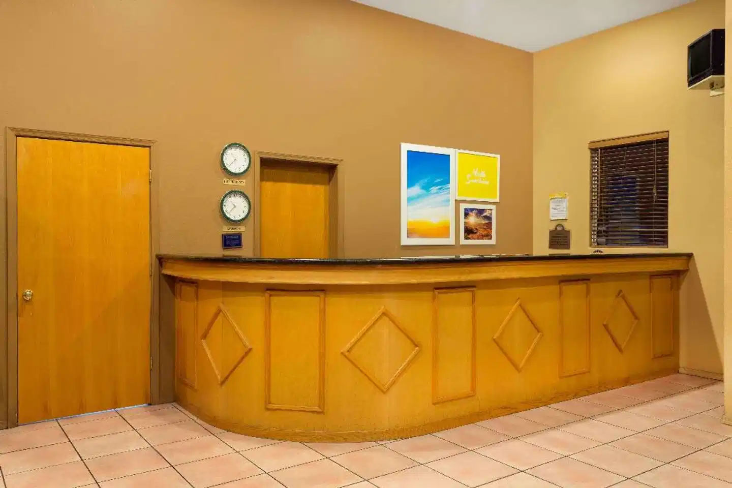 Days Inn by Wyndham Bullhead City Lobby