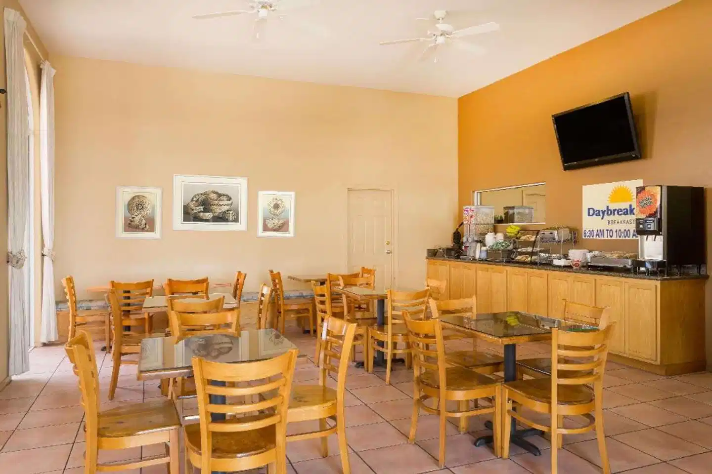 Days Inn by Wyndham Bullhead City Bar