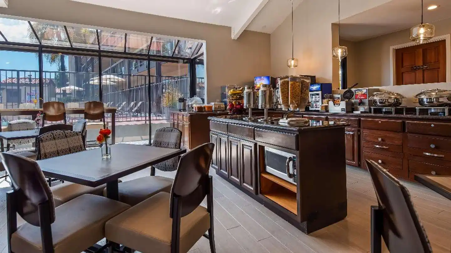 Best Western PLUS Executive Inn Bar