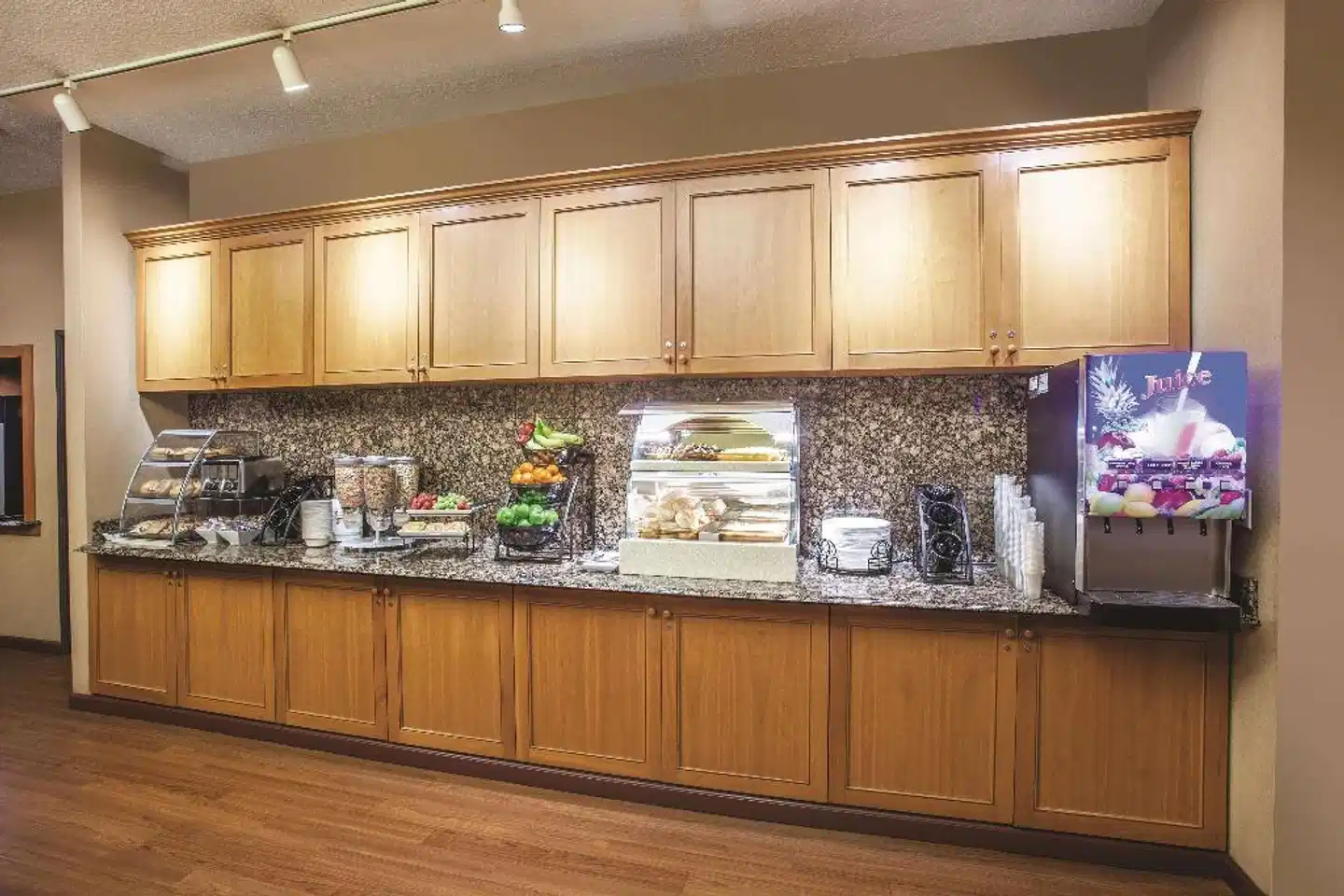 La Quinta Inn & Suites by Wyndham Portland Airport Restaurant