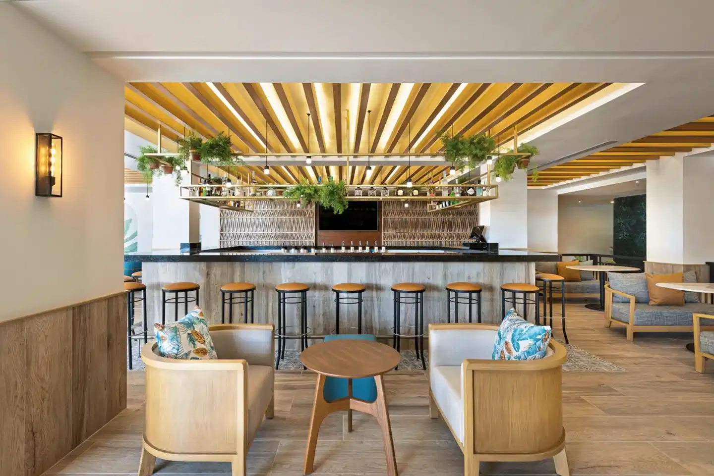 Courtyard Cancun Airport by Marriott Bar