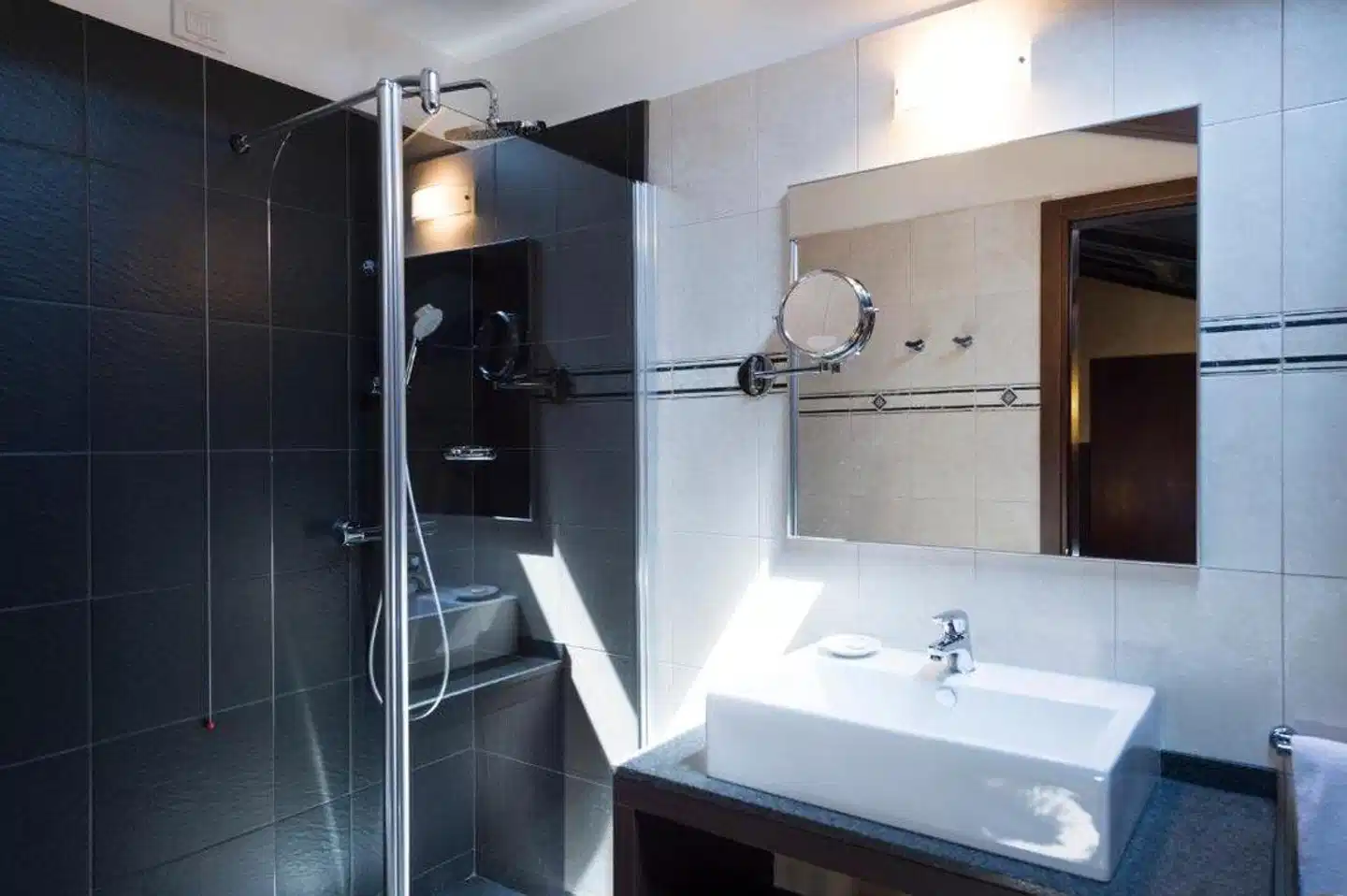 Phi Hotel Bologna - Hotel Badezimmer