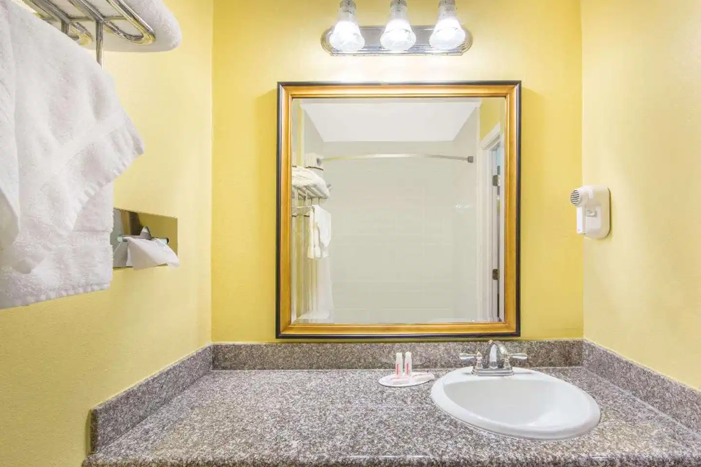 Days Inn by Wyndham Redwood City Badezimmer