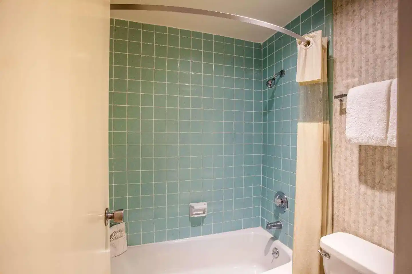 Monterey Bay Travelodge Badezimmer