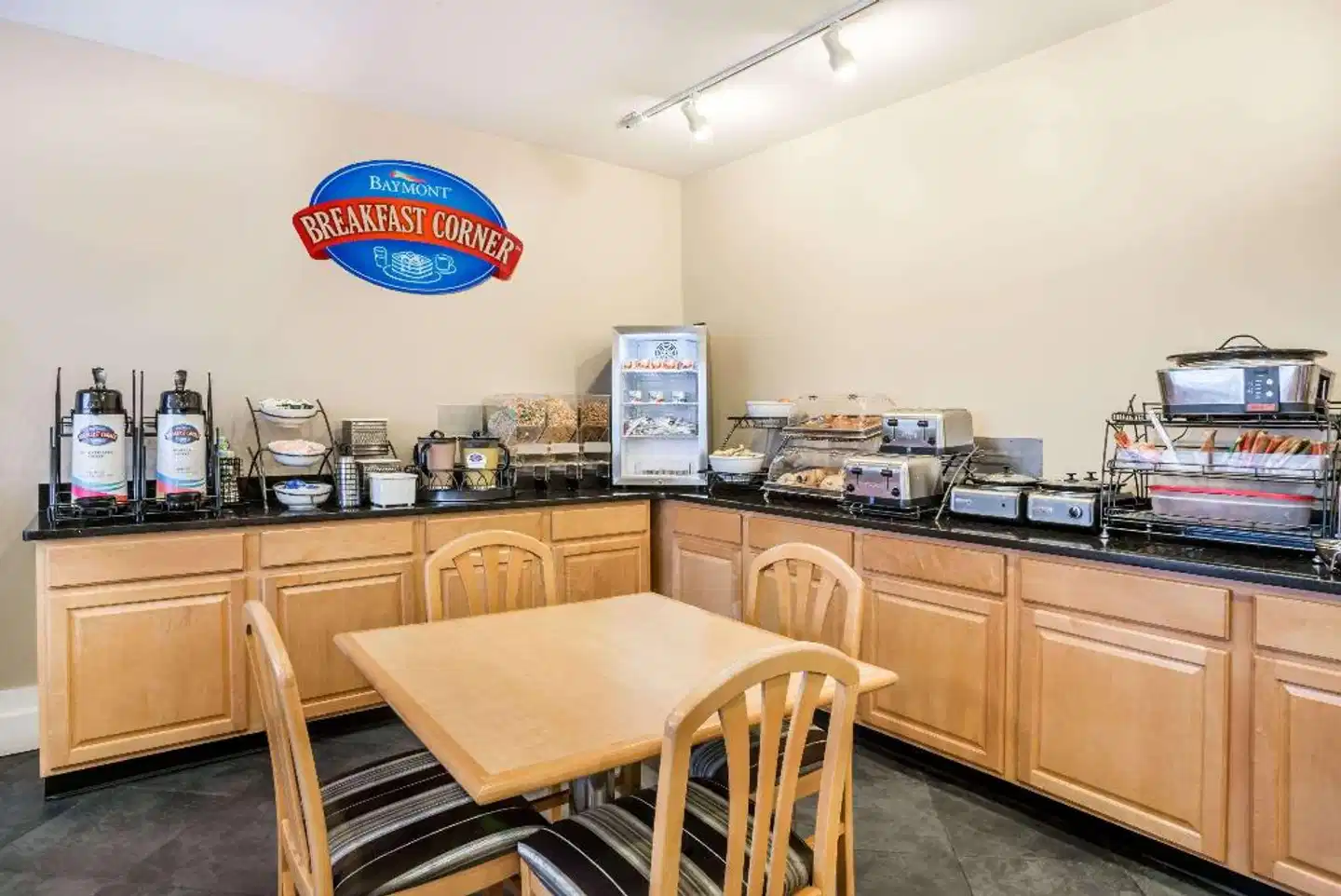 Baymont by Wyndham Indianapolis Northeast Bar