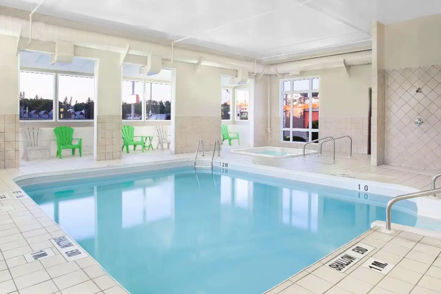 Super 8 by Wyndham Brandon MB Hallenbad