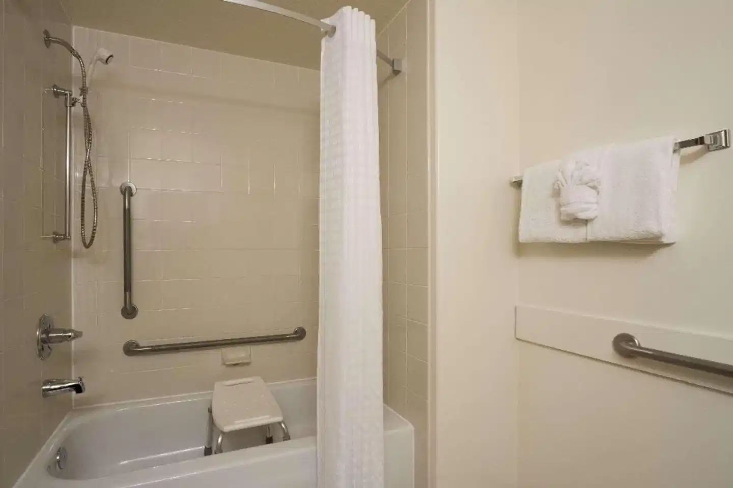 Super 8 by Wyndham Dawson Creek Badezimmer