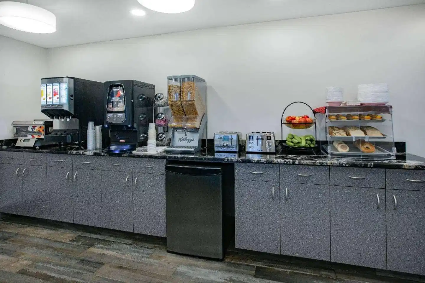 Super 8 by Wyndham Ambassador Bridge Windsor ON Lobby