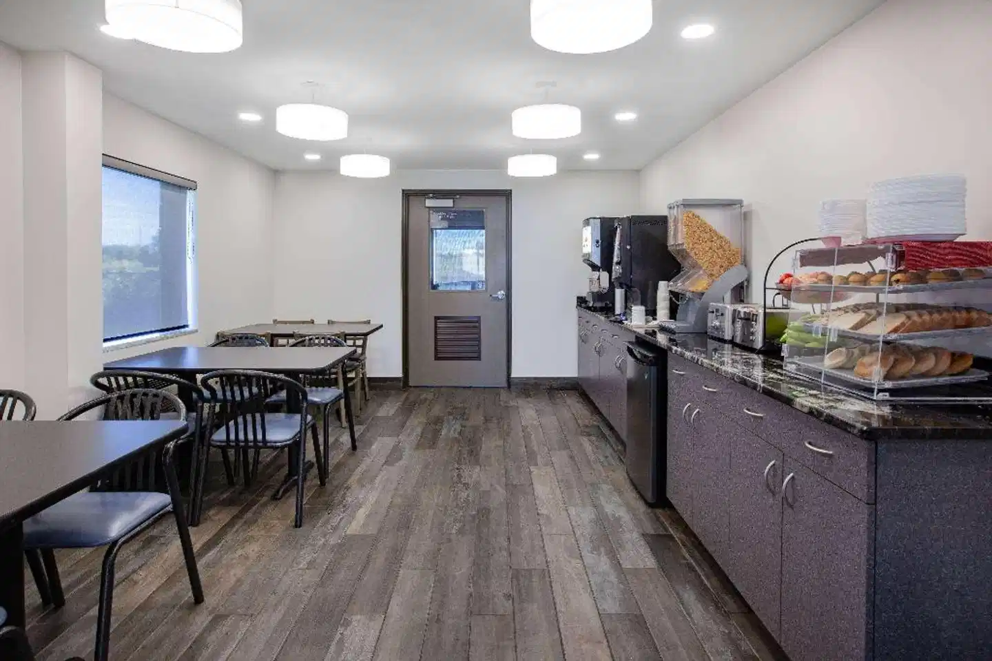 Super 8 by Wyndham Ambassador Bridge Windsor ON Bar