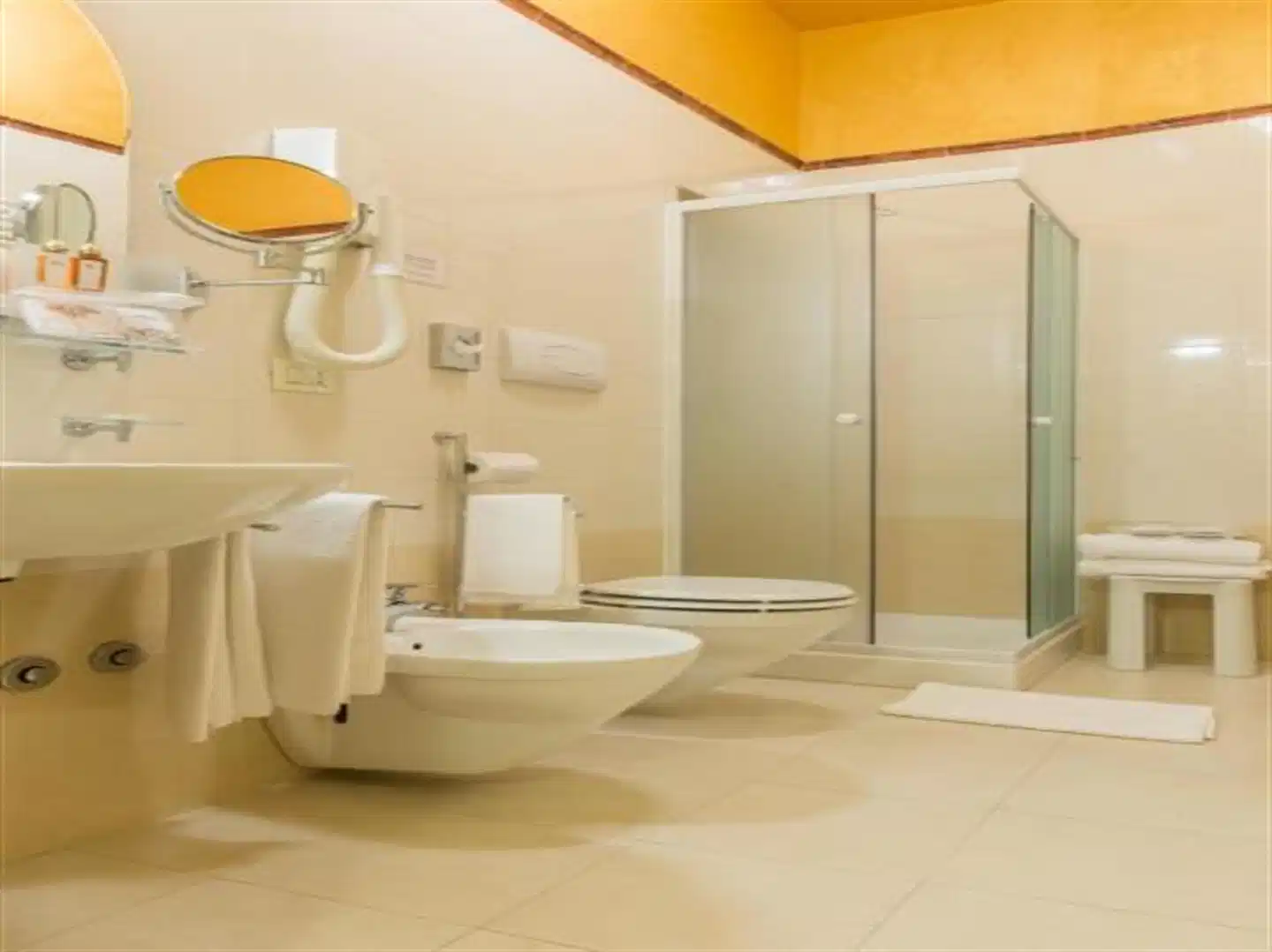 Hotel Becher Badezimmer