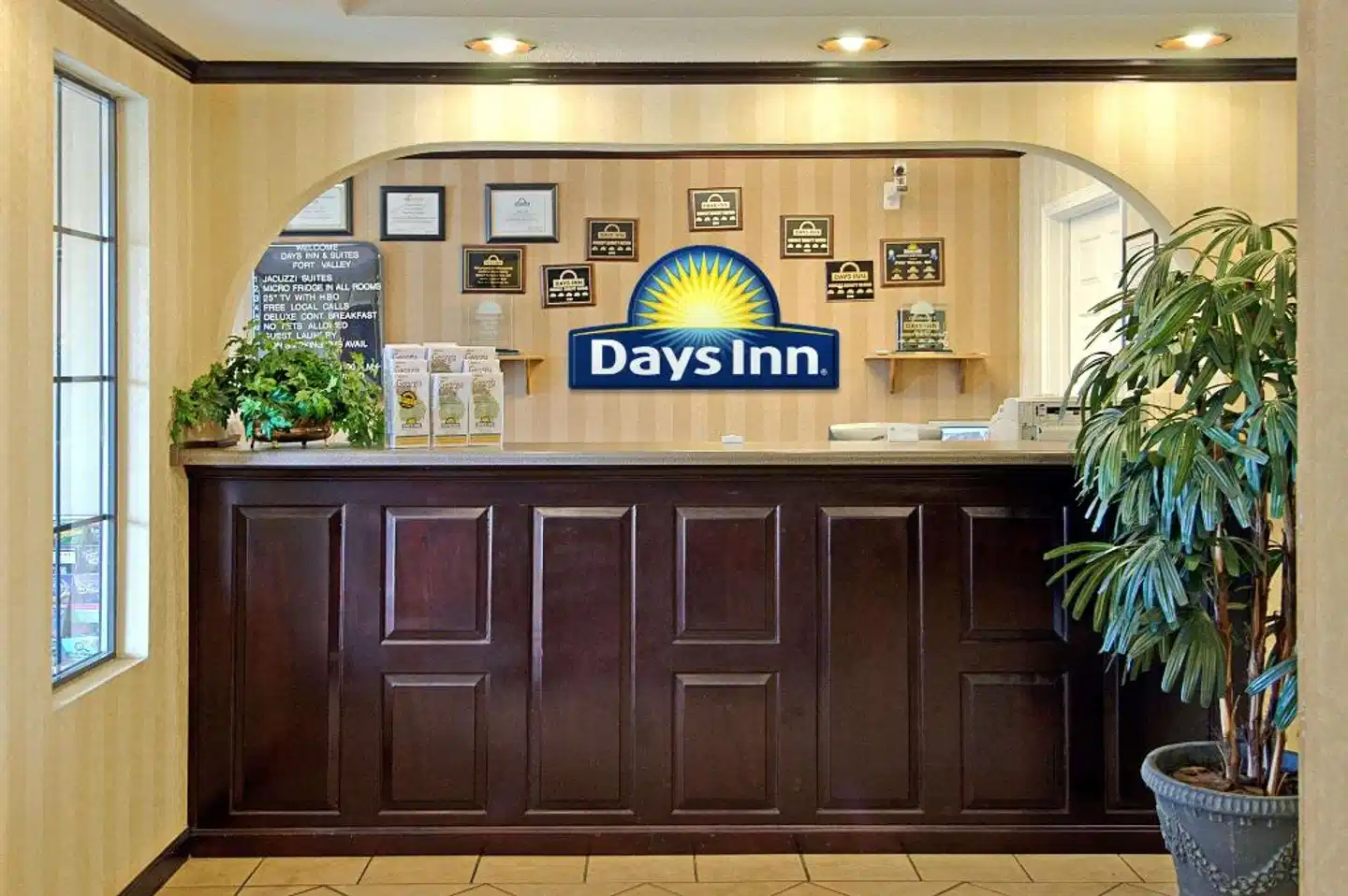 Days Inn & Suites by Wyndham Fort Valley Bar