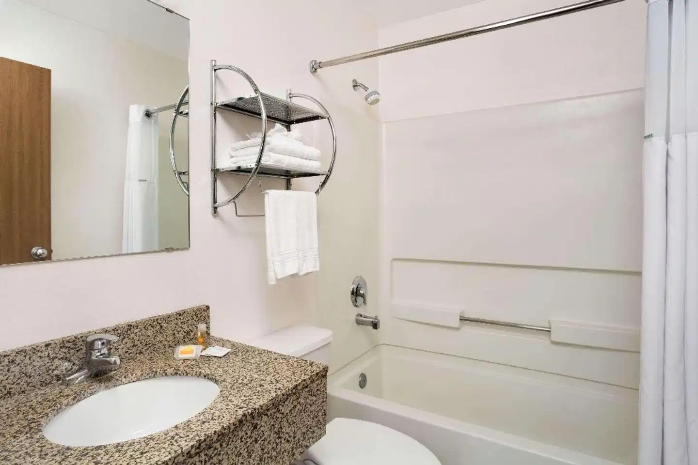 Days Inn by Wyndham Clearfield Badezimmer