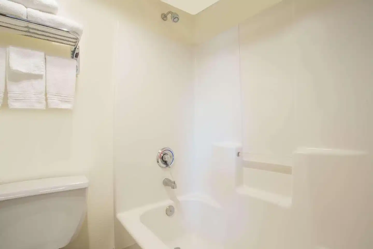 Days Inn by Wyndham Seattle Aurora Badezimmer