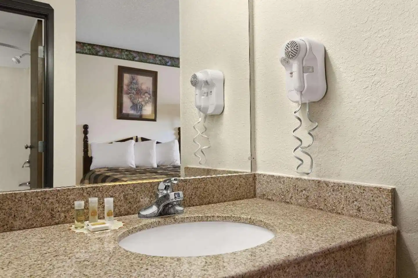 Days Inn by Wyndham Sheridan Badezimmer