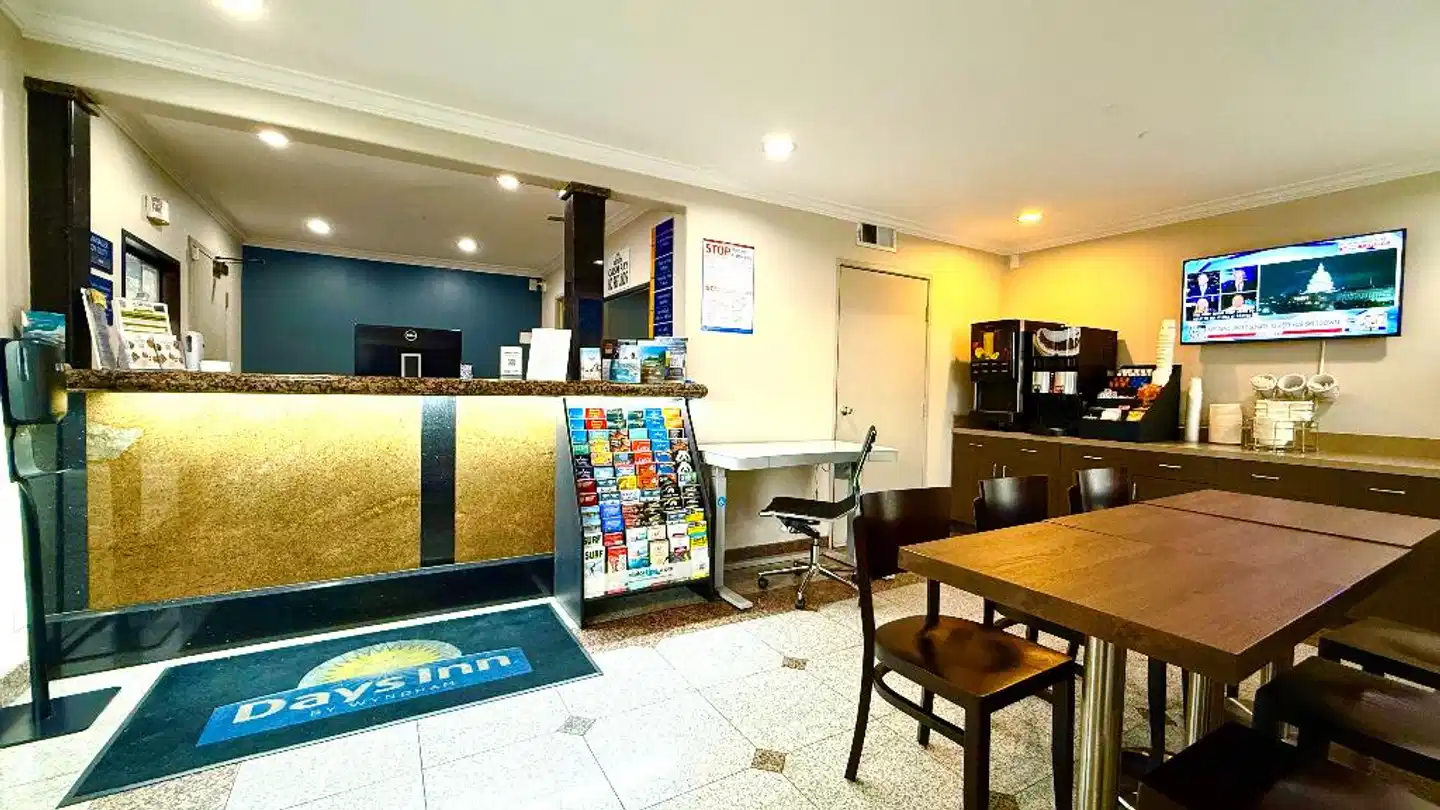 Days Inn by Wyndham Los Angeles LAX/Redondo & Manhattan Bch Bar