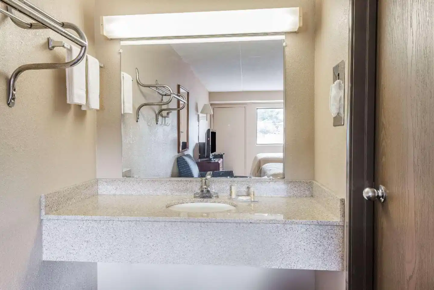 Days Inn by Wyndham Pittsburgh-Harmarville Badezimmer