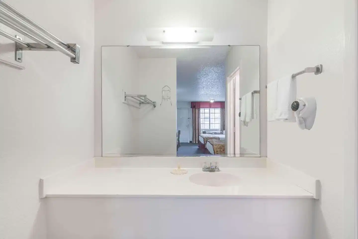 Days Inn by Wyndham Waco Badezimmer