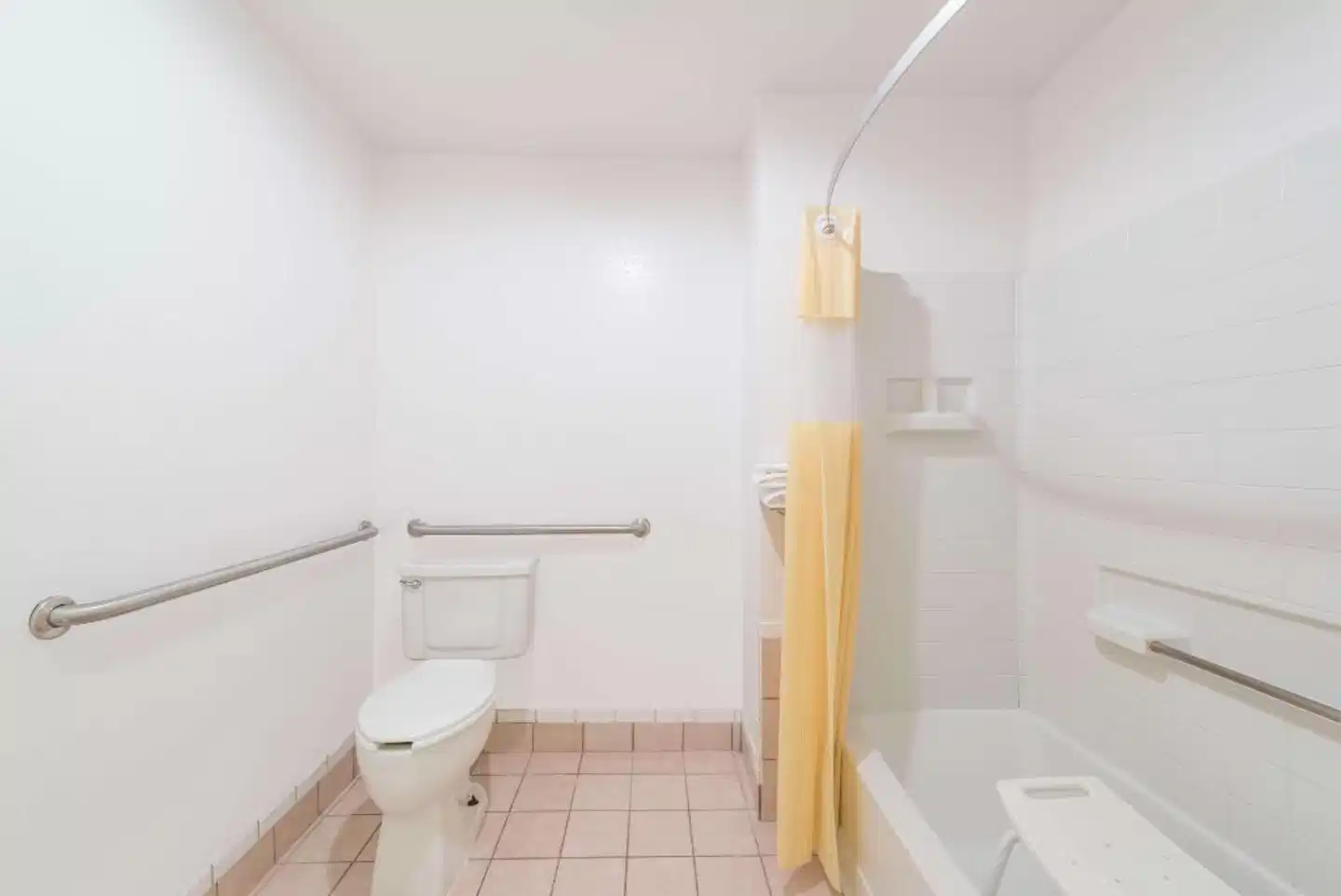 Days Inn by Wyndham Waco Badezimmer