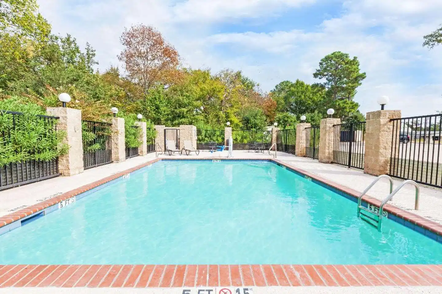 Grander Inn & Suites Pool