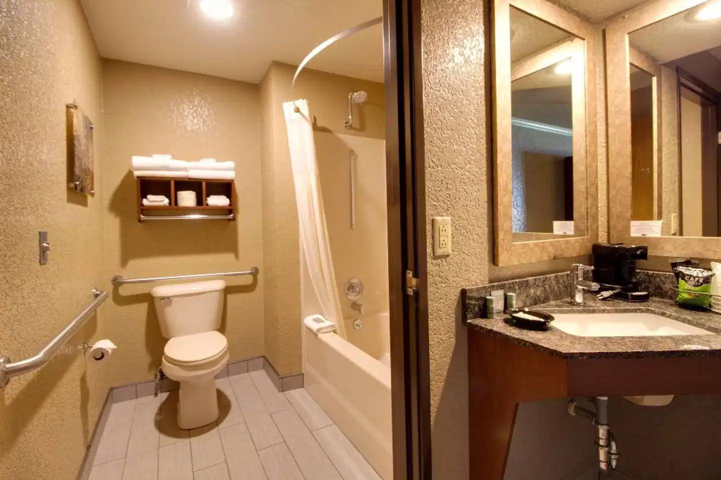 Best Western Harbour Pointe Lakefront Badezimmer