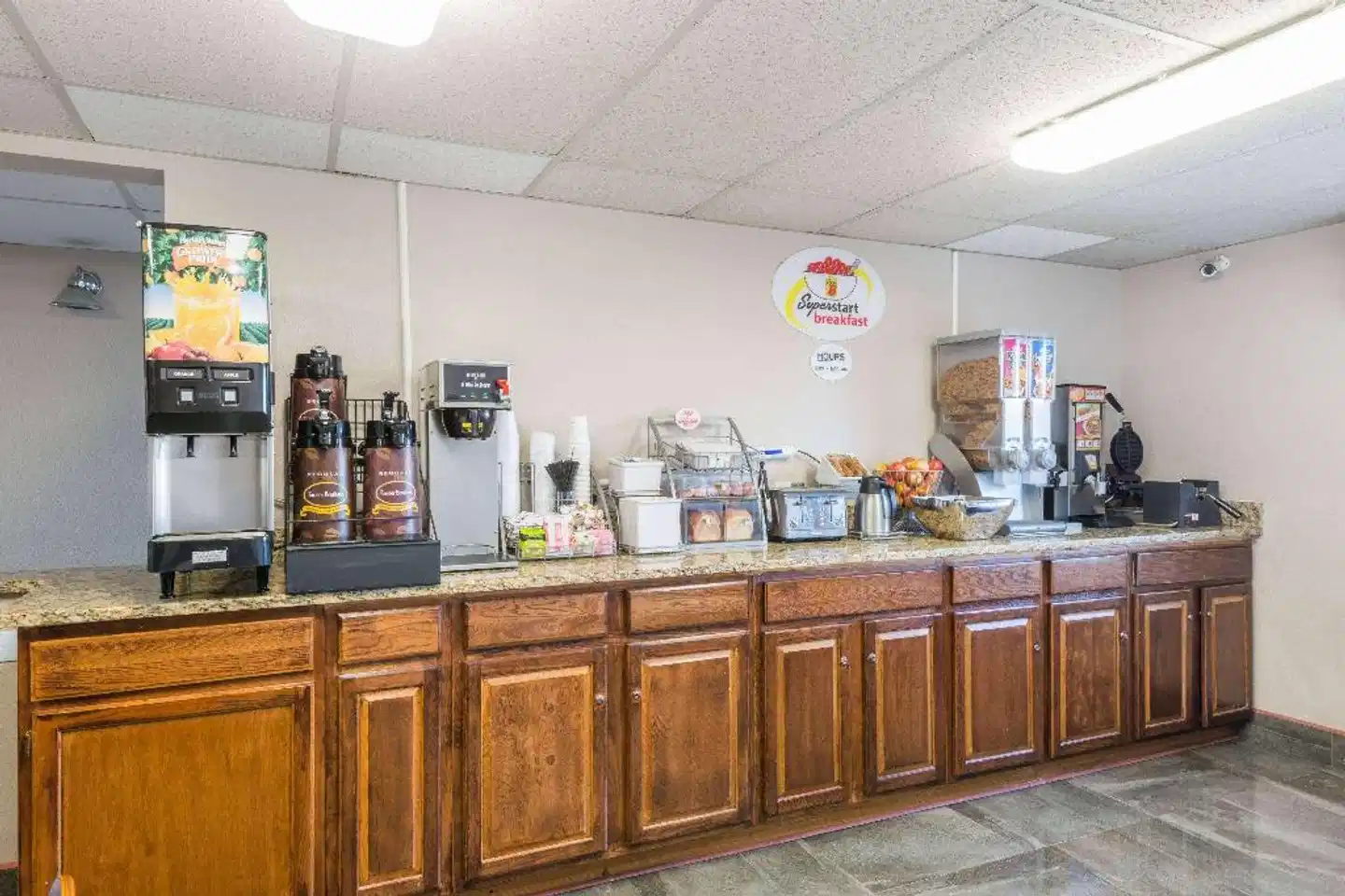 Super 8 by Wyndham Henderson North East Denver Bar