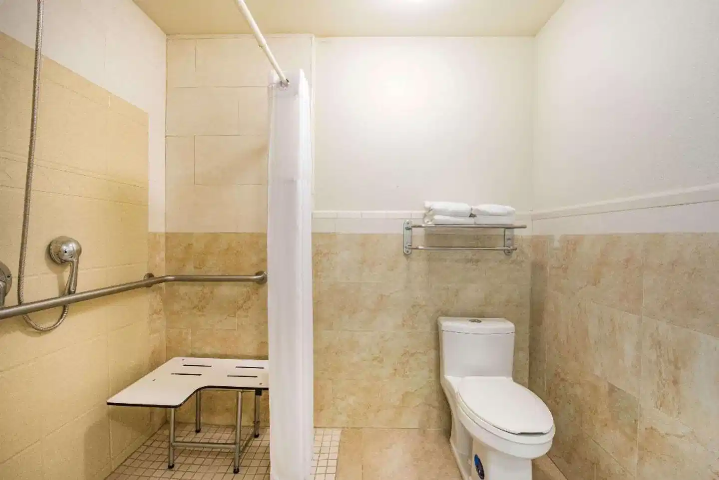 Days Inn by Wyndham McAllen Badezimmer