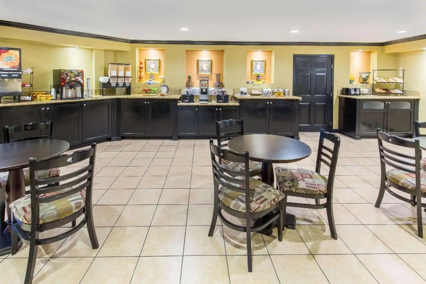 Ramada Ontario Airport Bar