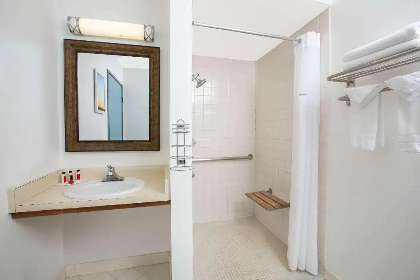 Days Inn by Wyndham Woodland Badezimmer