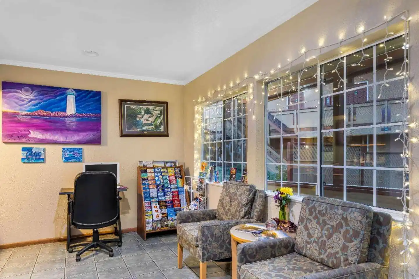 Howard Johnson by Wyndham Santa Cruz Beach Boardwalk Lobby