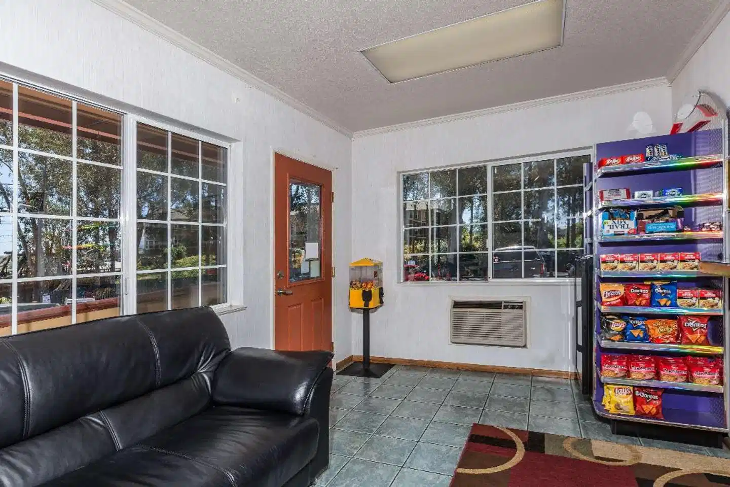 Howard Johnson by Wyndham Santa Cruz Beach Boardwalk Lobby