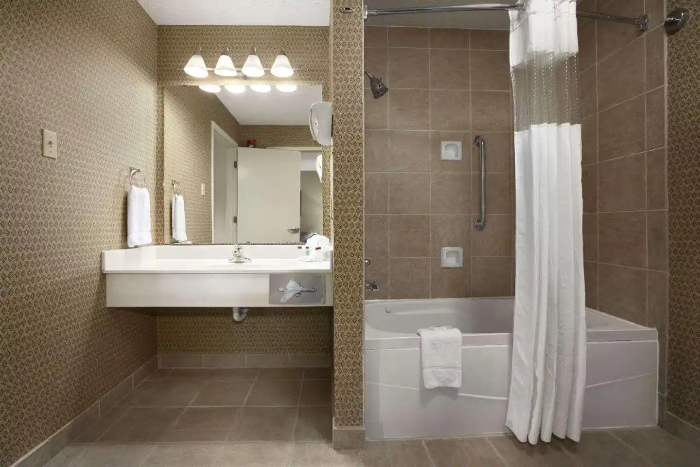 Ramada by Wyndham Del Rio Badezimmer