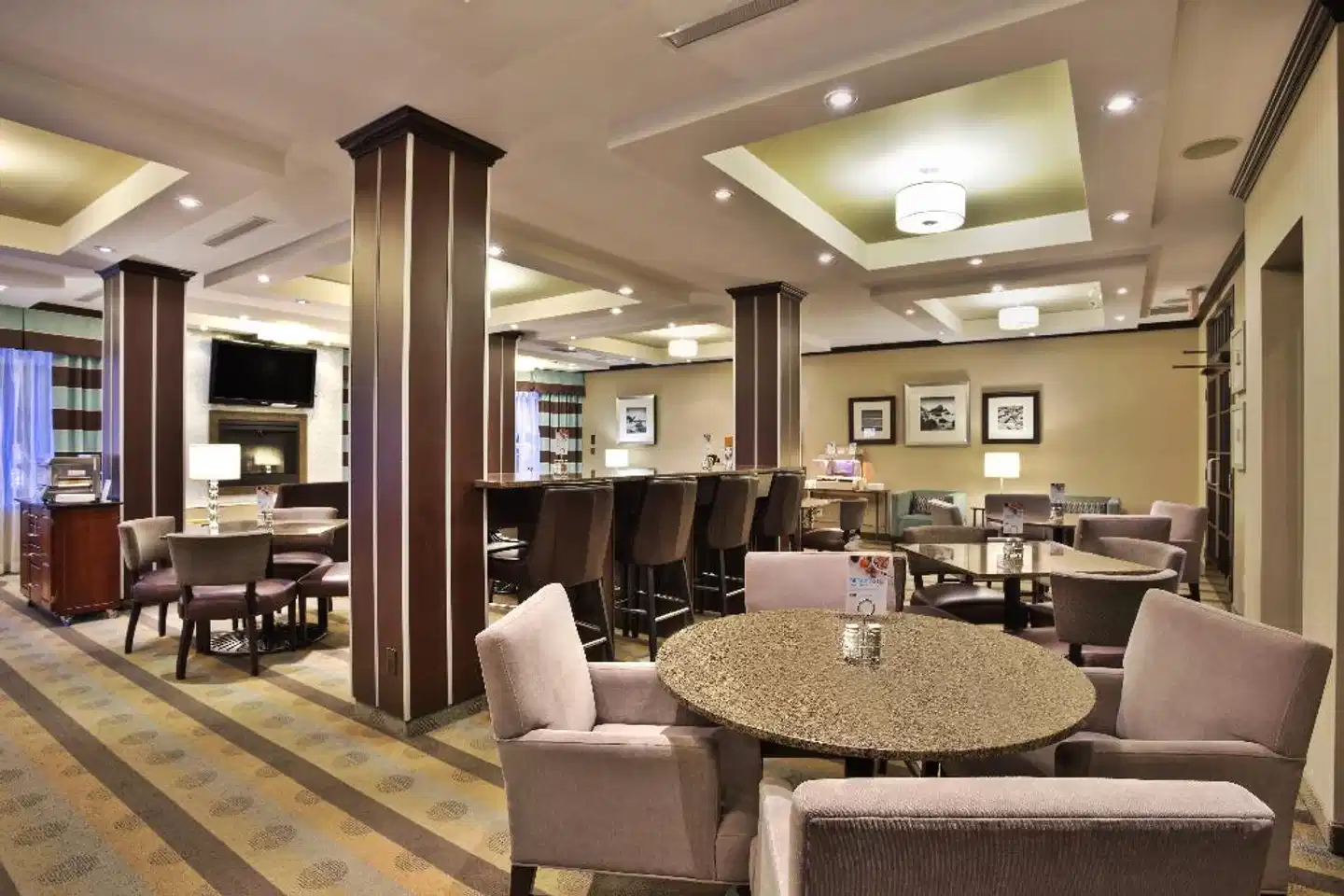 Holiday Inn Express & Suites Kingston Lobby