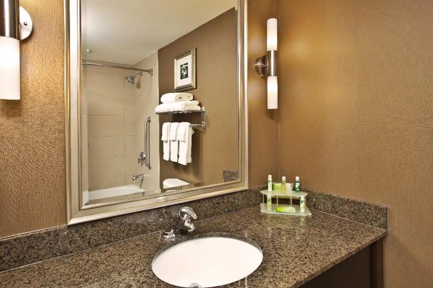 Holiday Inn Express & Suites Kingston Badezimmer