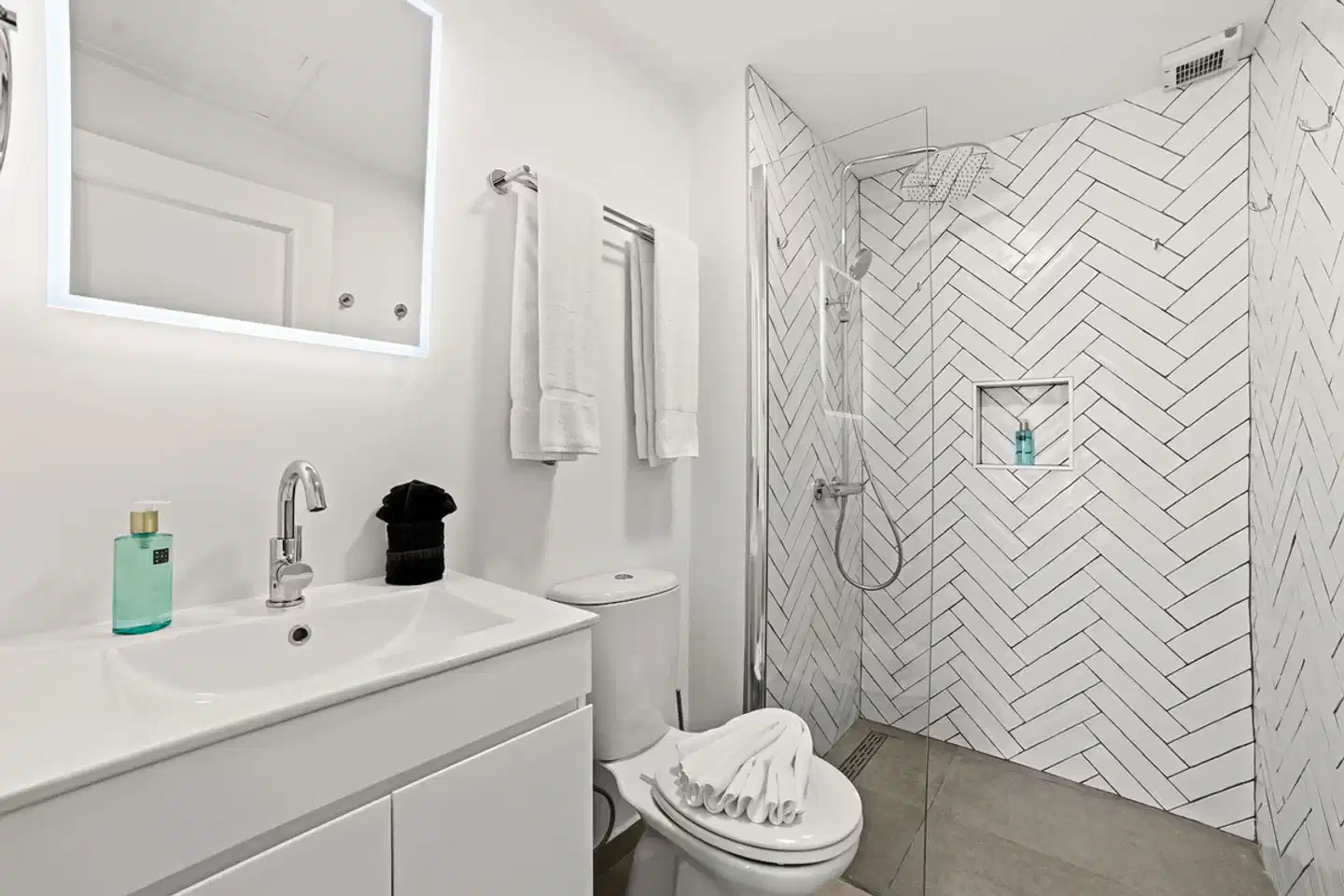 The Bellafonte Luxury Oceanfront Hotel Badezimmer