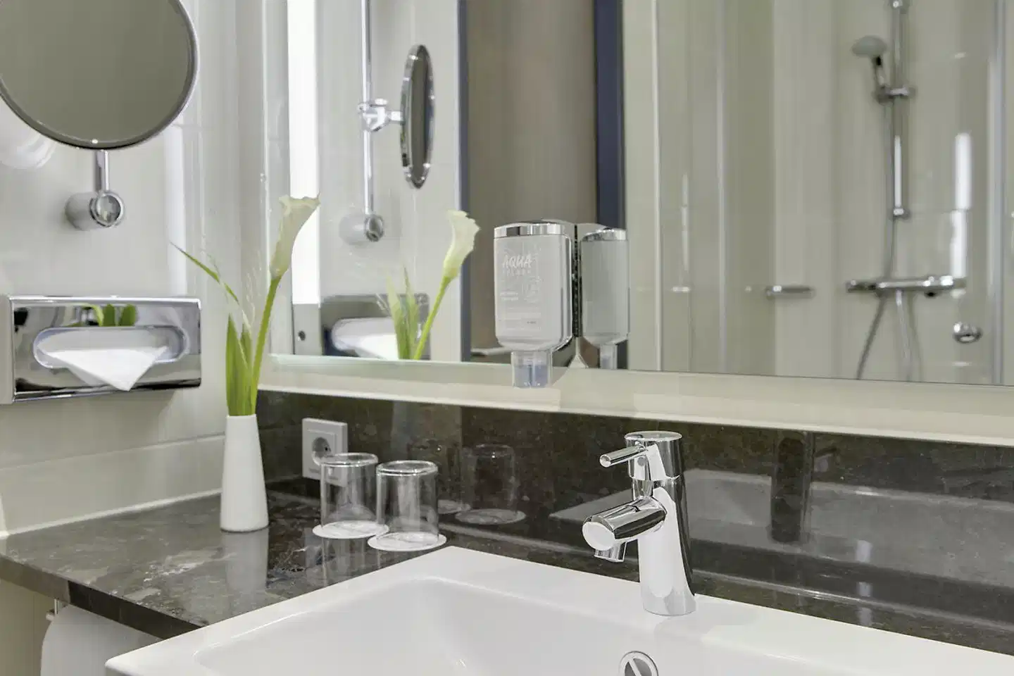 IntercityHotel Berlin Hauptbahnhof Badezimmer