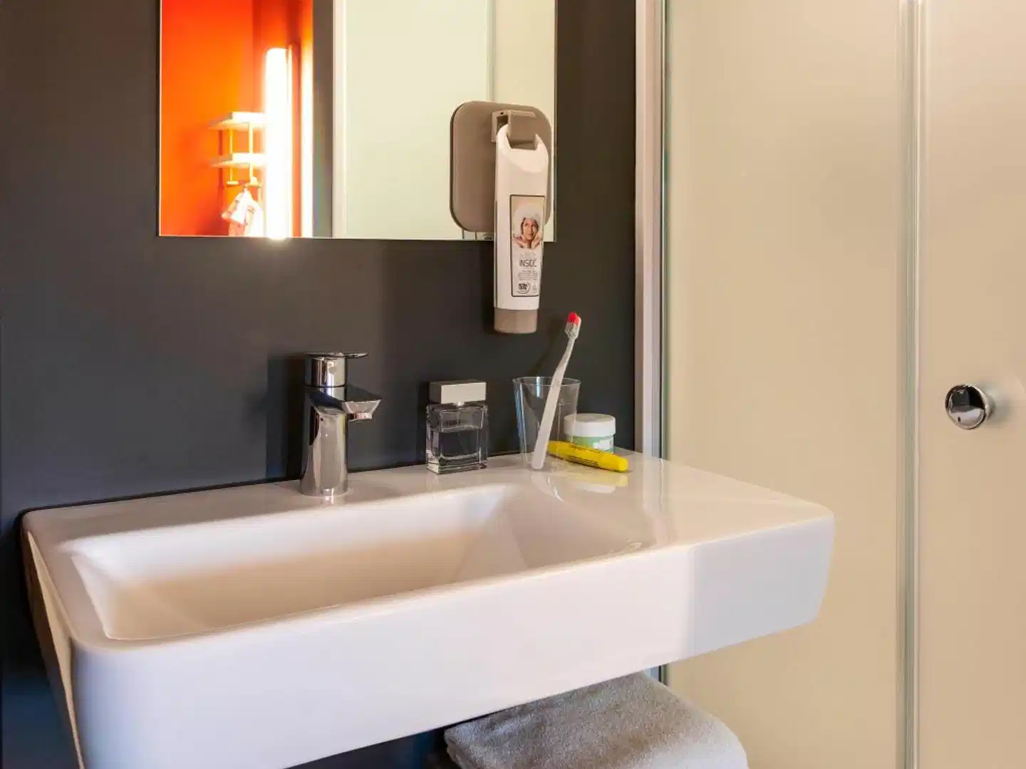 ibis budget Amsterdam Airport Badezimmer