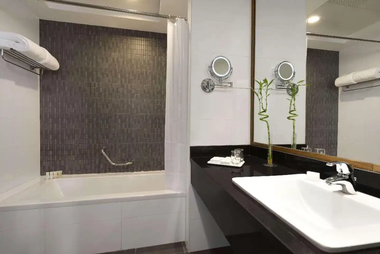 Ramada Abu Dhabi Corniche Badezimmer