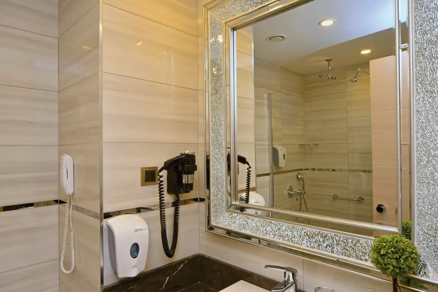 Azura Deluxe Resort & Spa Hotel Badezimmer