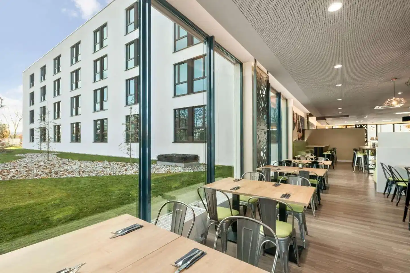 Super 8 by Wyndham Munich City North Terrasse