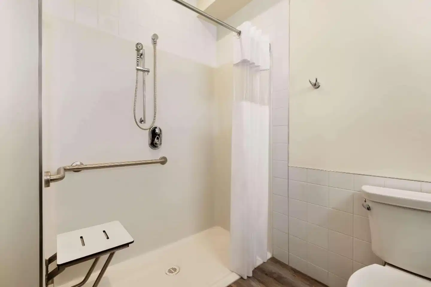 Days Inn by Wyndham 100 Mile House Badezimmer