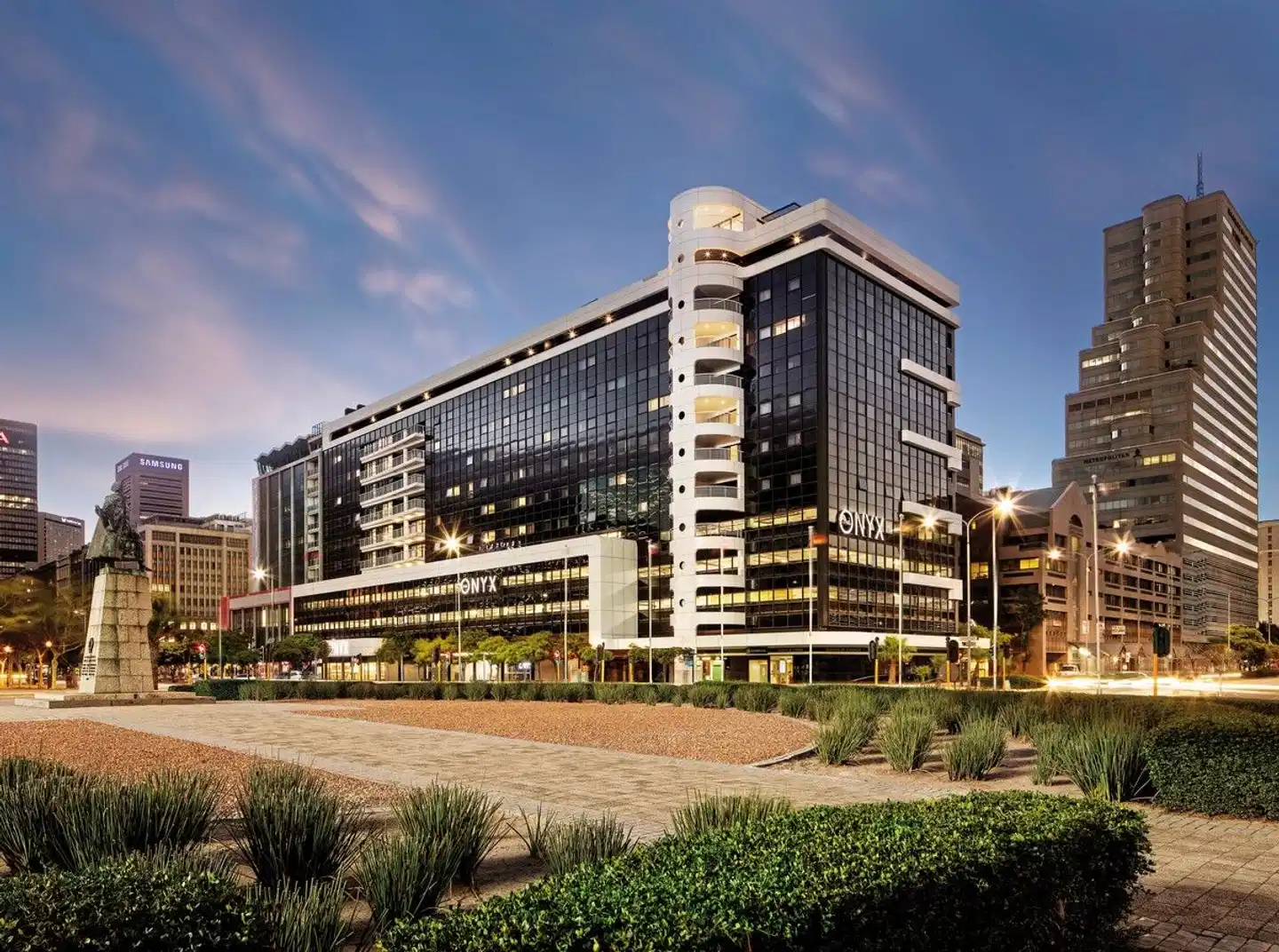 The Onyx Apartment Hotel Aussenansicht