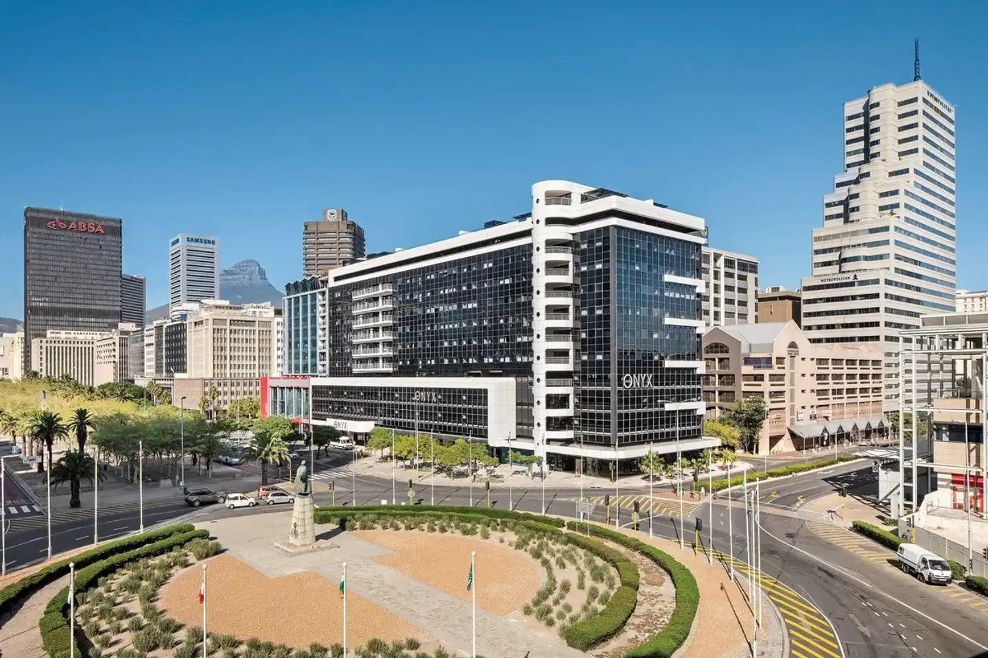 The Onyx Apartment Hotel Aussenansicht