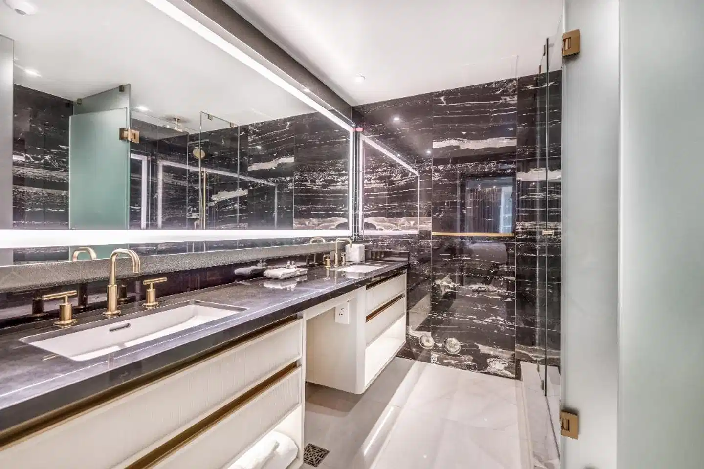 Azur Legacy Collection Hotel Badezimmer