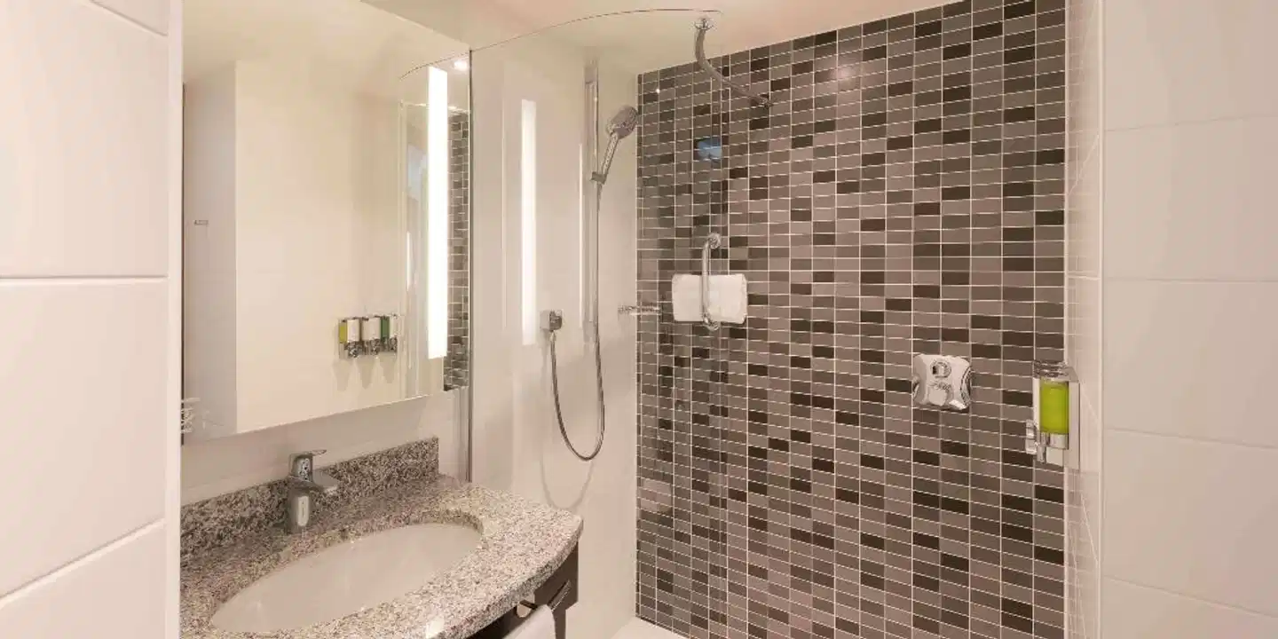Hampton by Hilton Frankfurt City Centre Messe Badezimmer