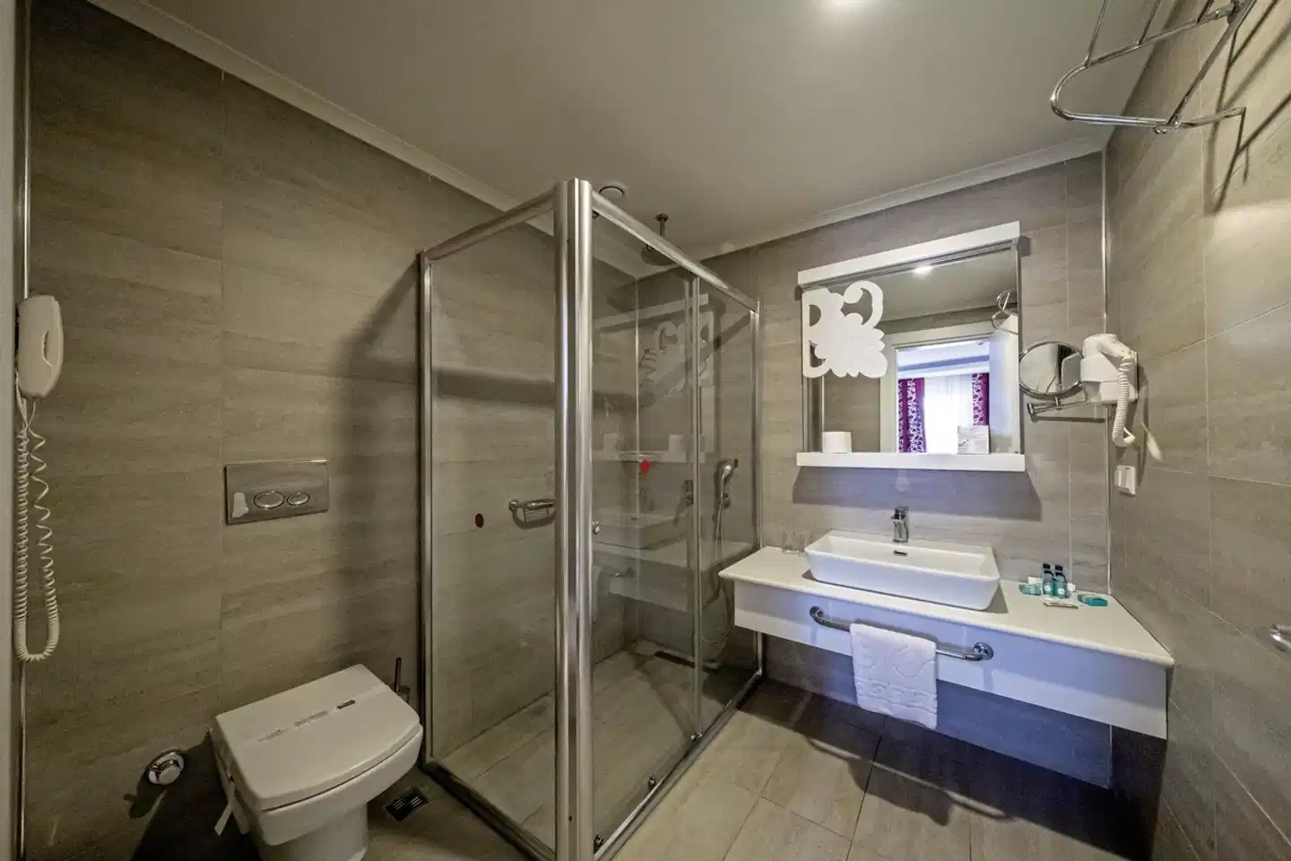 Laguna Beach Alya Resort & Spa Badezimmer