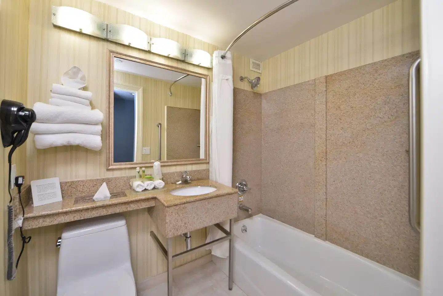 Holiday Inn Express LaGuardia ARPT Badezimmer